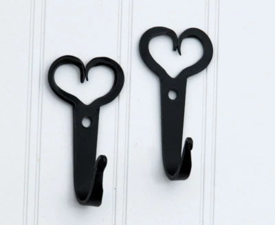 2 Ganchos Corazón Abierto - Resistente Amish Forjado a Mano Negro Hierro Forjado Percha con Tornillos Foto 1 de 4