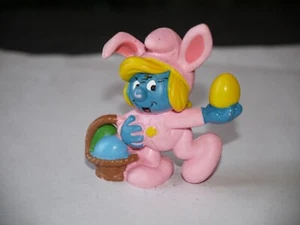 PEYO FIGURINE SCHTROUMPFETTE EN LAPIN ROSE 1982 - Picture 1 of 3