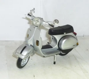 MODELLINO SCOOTER - PIAGGIO VESPA P200E - ARGENTO - New-Ray - SCALA 1:12 OTTIMO - Imagen 1 de 4