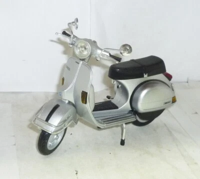 MODELLINO SCOOTER - PIAGGIO VESPA P200E - ARGENTO - New-Ray - SCALA 1:12 OTTIMO - Immagine 1 di 4