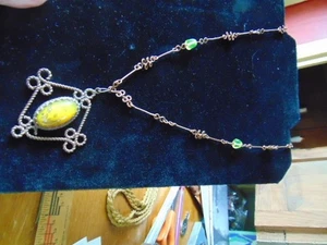 Collar vintage - metal tono cobre con colgante de lujo - piedra verde/amarilla - 26" - Imagen 1 de 5