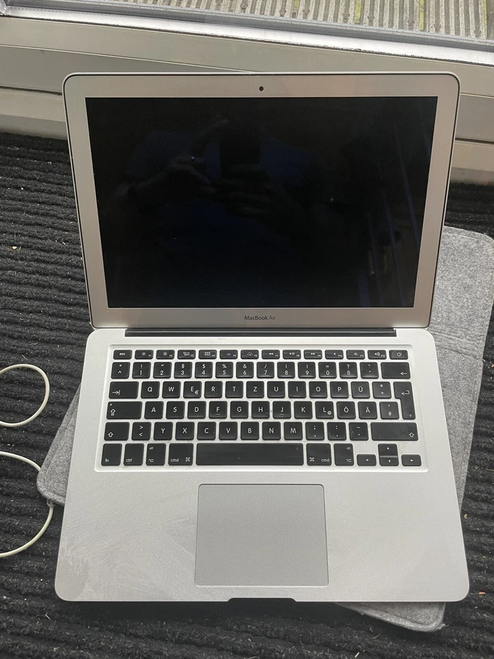 Apple MacBook Air A1369 1.7GHz i5, 4GB RAM, 128GB storage, 2011 - Image 1 of 4