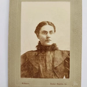 Antike Kabinettkarte Foto um 1900 Frau mit Brille Portrait schwarz-weiß - Bild 1 von 10