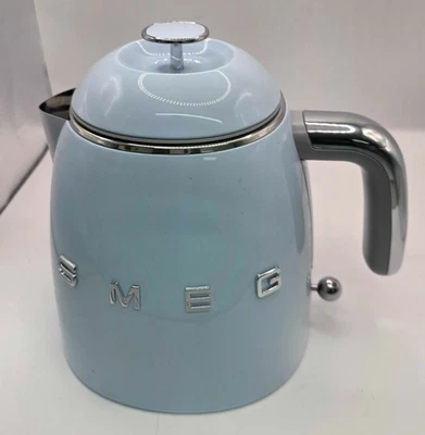Mini hervidor eléctrico estilo retro años 50 Smeg - azul cielo Foto 1 de 4