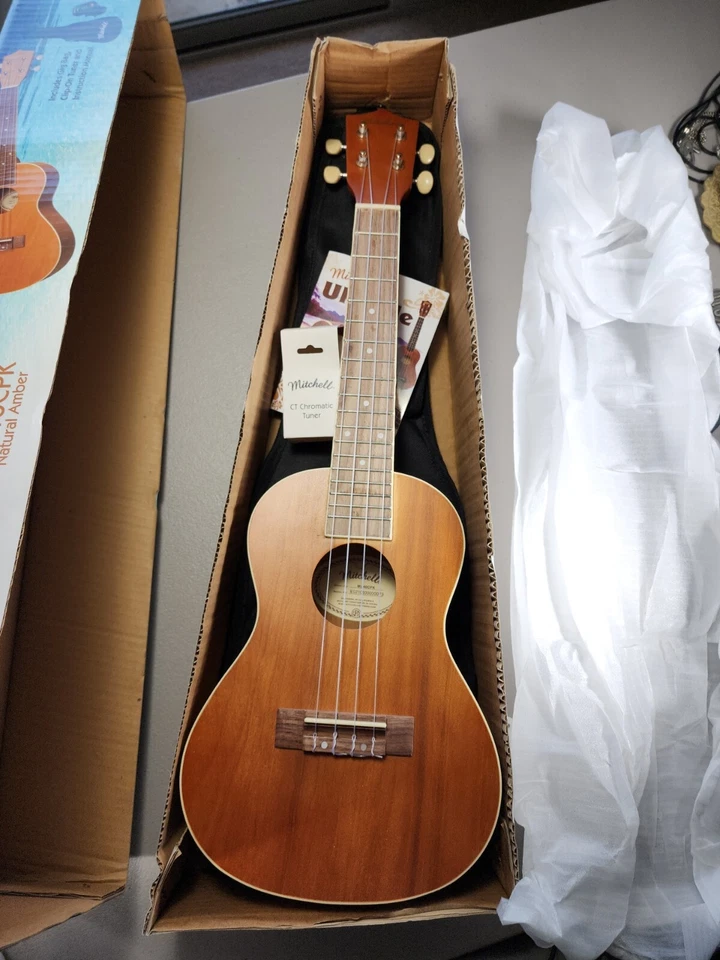 Mitchell MU40CPK Concert Ukulele Pack Natural Amber w/ Case Tuner & Manual