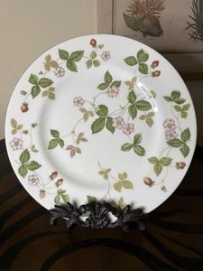 Vintage Wedgwood Wild Strawberry Dinner Plates 10.75” Set Of 4 (R 4406) - Picture 1 of 4