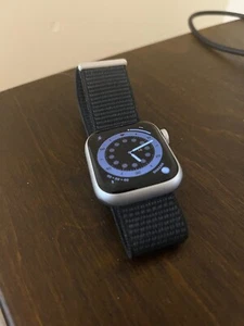 Apple Watch Series 8 41mm Silver Aluminum - Navy Blue Sport Loop - Photo 1 sur 2