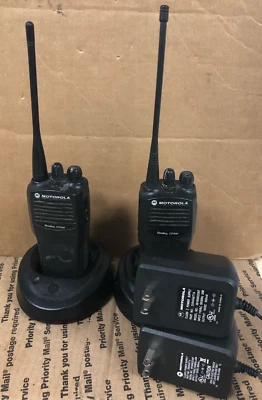 (LOTE DE 2) RADIO MOTOROLA AAH50RDC9AA1AN 4 CANALES CON CARGADOR (PROBADO) Foto 1 de 4