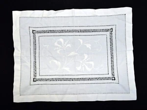 Tapete vintage de algodón blanco con flores bordadas y corte 13" x 17" - Imagen 1 de 5