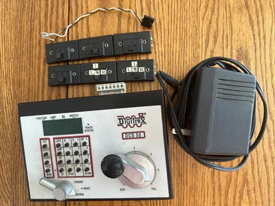 Digitrax DCS50, estación de comando todo en uno, cable de alimentación, interruptores Foto 1 de 4