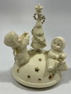 DEPT 56 Snowbabies Trimmen des Baumes drehbare Spieluhr spielt O'Tannenbaum - Bild 1 von 7