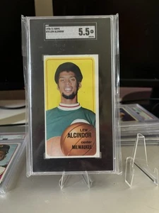 1970-71 Topps Lew Alcindor (Kareem Abdul Jabbar) #75 Milwaukee Bucks SGC 5.5 HOF - Picture 1 of 2