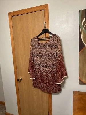 Vestido recto Xhilaration mediano con estampado geométrico con mangas campanarias hasta la rodilla Foto 1 de 4