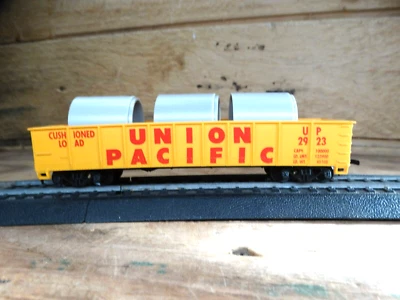 TYCO HO 41' Union Pacific UP 2923 Hobby Model Railroad Gondola & Pipe Load - Image 1 of 4