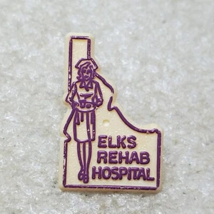 De Colección Elks Rehab Hospital Boise Idaho Nures Sombrero de Plástico Solapa Bolso sin asas Prendedor trasero - Imagen 1 de 3