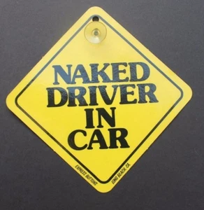 Vintage 1980er "Nackter Fahrer im Auto" lustiger Humor Saugnapf Auto Aufkleber Schild - Bild 1 von 1