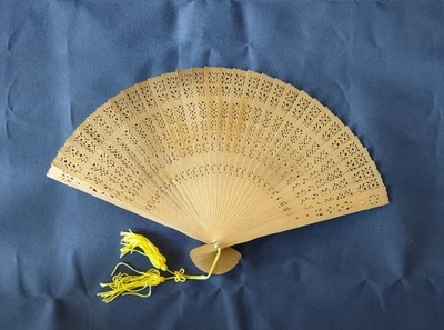 Ventilador de mano plegable vintage de madera para damas con borla amarilla Foto 1 de 4