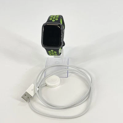 Apple Watch (Serie 5) 44 mm Gris Aluminio (GPS) con Negro/Verde NIke Sport - Bueno Foto 1 de 4
