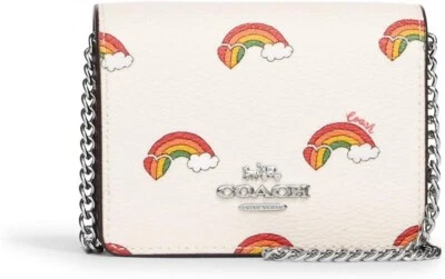 Mini billetera Coach con cadena con estampado de arco iris CK391 Pride Foto 1 de 3