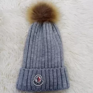 MONCLER hat, made of cashmere wool in gray and decorated with the pom pom logo. - Picture 1 of 8