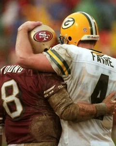 Foto de fútbol americano de Steve Young & Brett Favre Abrace 49ers Packers 8x10 NFL - Imagen 1 de 1