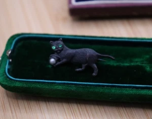 Antiguo broche pequeño de metal fundido para gato negro semilla ojos verdes perla - Imagen 1 de 6