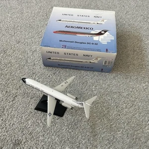 1:200 NFlight United States Navy McDonnell Douglas DC-9-32 IFDC930717 - Picture 1 of 17