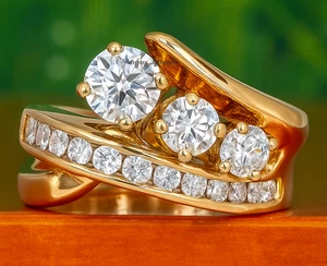 Anillo de compromiso redondo de moissanita de 3,00 quilates de varias filas | Chapado en oro amarillo de 14 quilates 💎 - Imagen 1 de 3