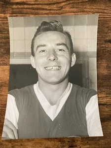 Arsenal 1950s 1960s player press photo Vic Groves - Picture 1 of 2
