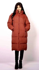 Chaqueta acolchada larga para mujer con cremallera frontal color marrón claro - Imagen 1 de 11