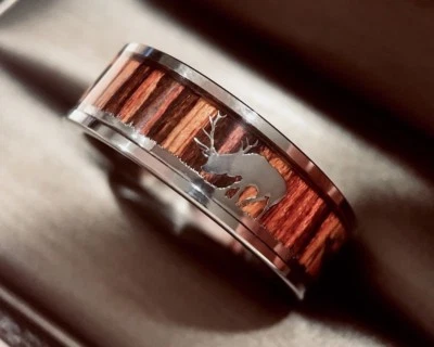 Anillo con incrustación de patrón de madera y asta, alces en paisaje forestal, anillo para hombre y mujer Foto 1 de 4