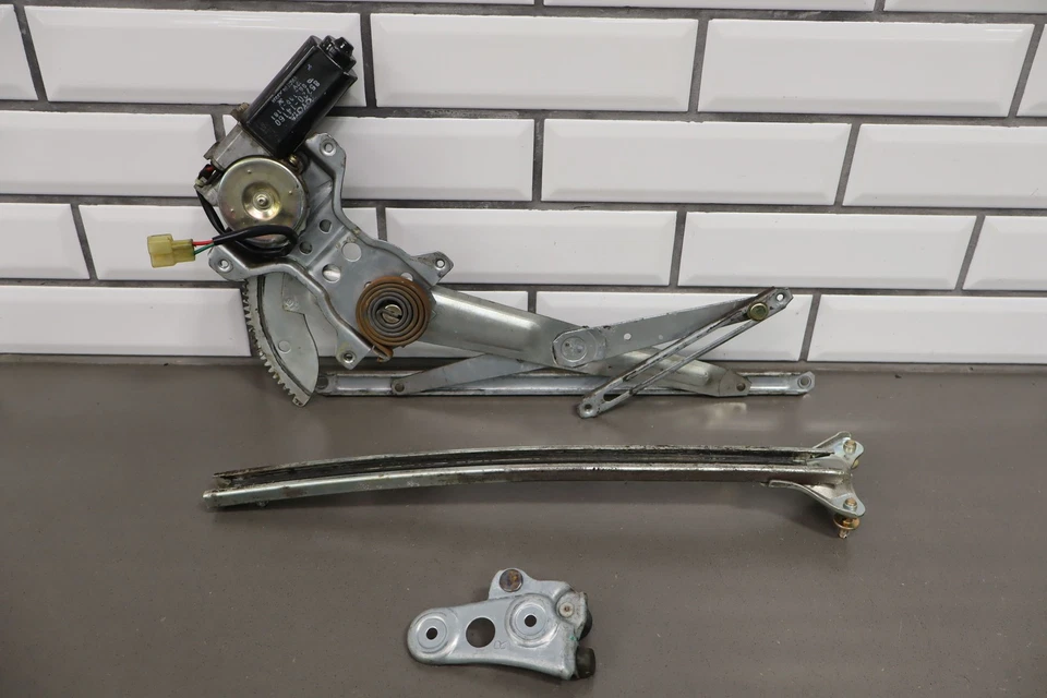 Regulador eléctrico puerta pasajero derecho Toyota Celica 1982-1985 Foto 1 de 4