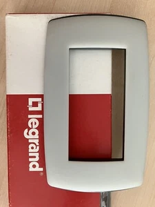 Placca tonda stone 4 moduli Legrand Vela 682514 - Foto 1 di 3