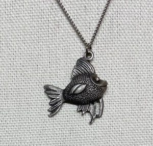 ZINN ANHÄNGER AN KETTE, HALSKETTE -18" KETTE- AUSGEFALLENER FISCH - Bild 1 von 3