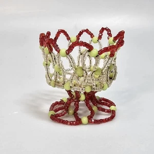 Cesta de alambre eduardiana miniatura con cuentas de semillas jadeíta mini única hecha a mano antigua - Imagen 1 de 7