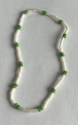 Muñeca Barbie vintage ~ COLLAR VERDE Y BLANCO de cuentas de una sola hebra ~ “twiggy-dos” Foto 1 de 2