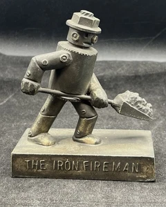 Raro fermacarte promozionale The Iron Fireman Metal Art 1 libbra 4 oz. - Foto 1 di 10