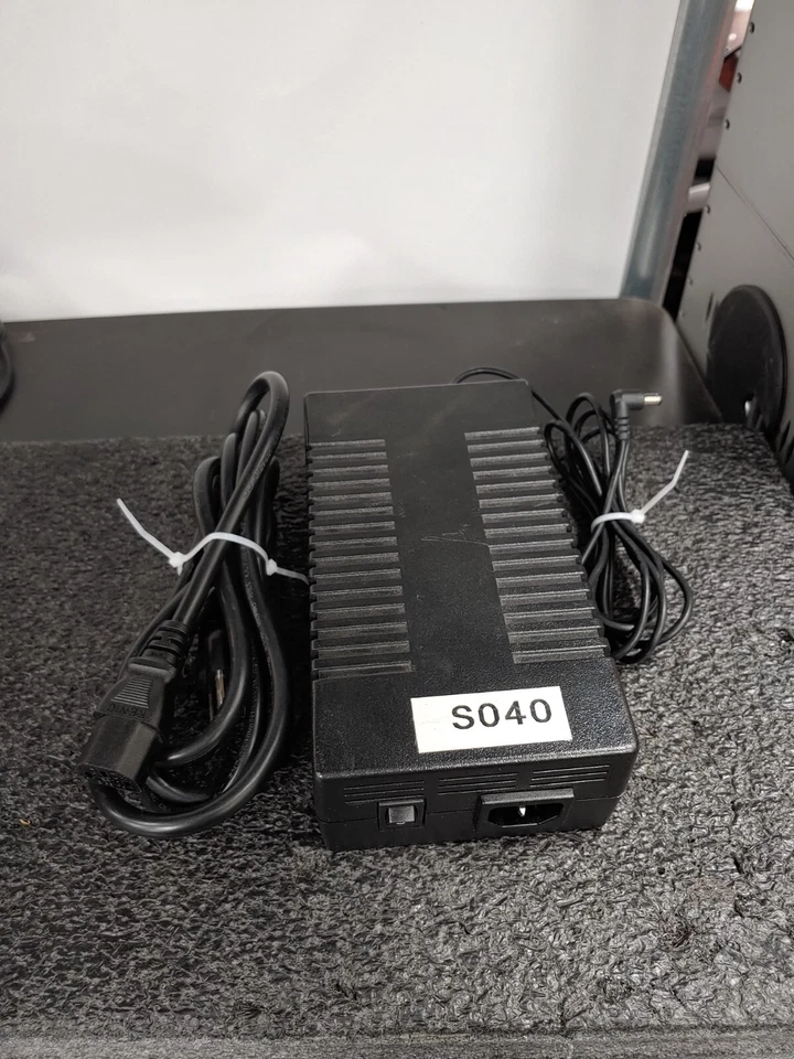 Fuente de alimentación CISCO Systems GPSASU-483P1Q-IE7PQ PW-150A-1Y-480E Foto 1 de 4