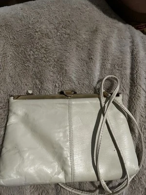 Bolsa de mão pequena de couro branco vintage década de 1960 ferragem dourada - Imagem 1 de 4