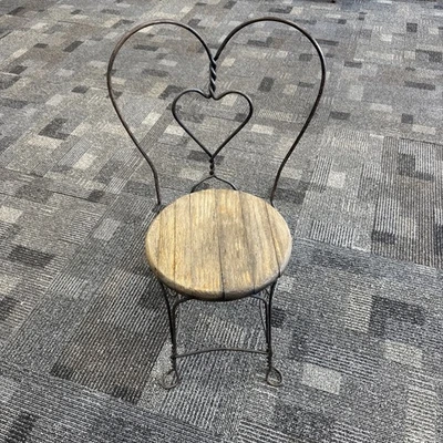 Silla de Heladería de Hierro Forjado de Colección Respaldo Desplazado Asiento y Acabado Original Foto 1 de 4