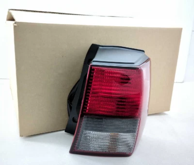 Novo OEM Genuíno Mitsubishi 2006-2011 Endeavor Lâmpada Traseira 8330A138 Bom Destro - Imagem 1 de 4