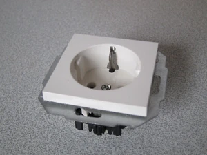 KOPP Steckdose mit Kinderschutz ATHENIS HK07 rein-weiss UP Unterputz Schuko - Bild 1 von 2