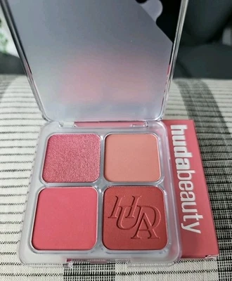 Paleta de iluminadores de colorete con filtro de rubor Huda Beauty, Rose Berry, totalmente nueva  Foto 1 de 4