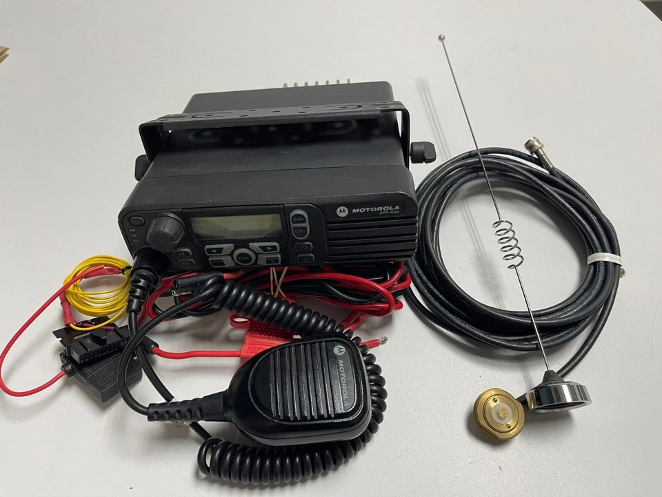 Motorola MOTOTRBO XPR4580 806-941 MHz Analog radio with accy - Image 1 of 1