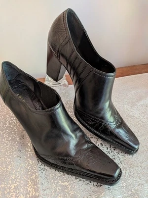 Antonio Melani Zapatos Bota Mujer 7.5 Cuero Negro Tacón al Tobillo Estampado Rosa Occidental Foto 1 de 4