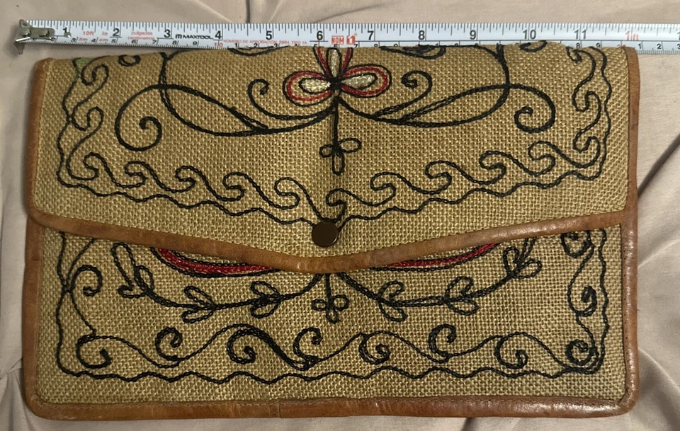 Cartera clutch hecha a mano de yute bordado Foto 1 de 4
