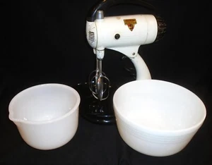 VINTAGE SUNBEAM MIXMASTER STAND MIXER 10 SPEED WITH 2 MILK GLASS BOWLS Model 7B - Picture 1 of 16