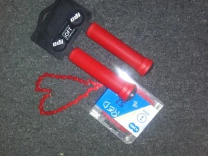 Red ODI long neck grips and red KMC chain for 1 speed - Picture 1 of 3