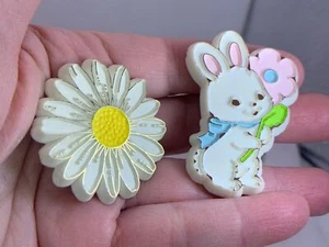 Lote de 2 broches prendedores vintage de resina con flor y margarita de Pascua M-2511 - Imagen 1 de 3