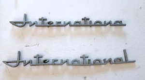 2 - VINTAGE 1956 57 INTERNATIONAL TRUCK EMBLEM SCRIPT OEM ...READ DESCRIPTION - Foto 1 di 3